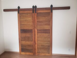 Porta em Madeira Maciça de Demolição