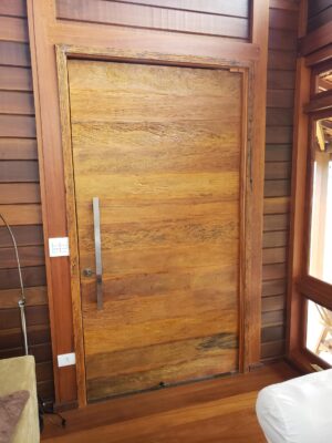 Porta em Madeira Maciça de Demolição 007