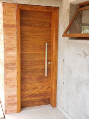 Porta em Madeira Maciça de Demolição 012