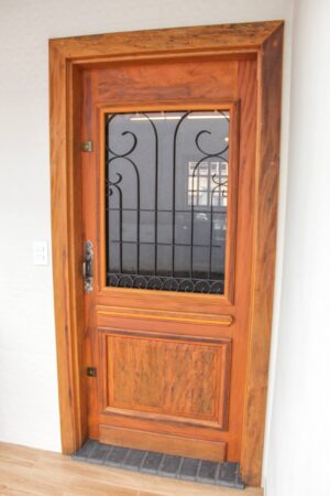 Porta em Madeira Maciça de Demolição 021